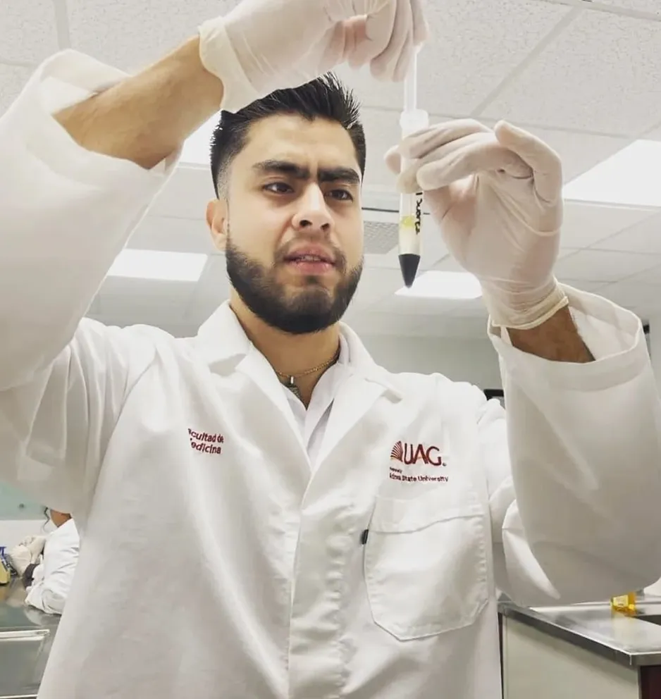 Student in a white lab coat at the Universidad Autónoma de Guadalajara School of Medicine (UAG).