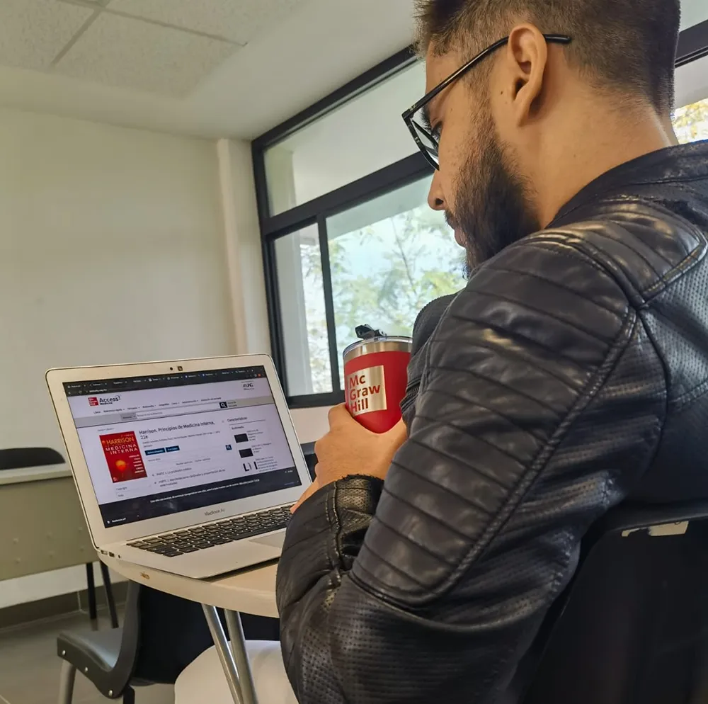 Student at desk using laptop to access McGraw Hill’s AccessMedicina at the Universidad Autónoma de Guadalajara School of Medicine (UAG).